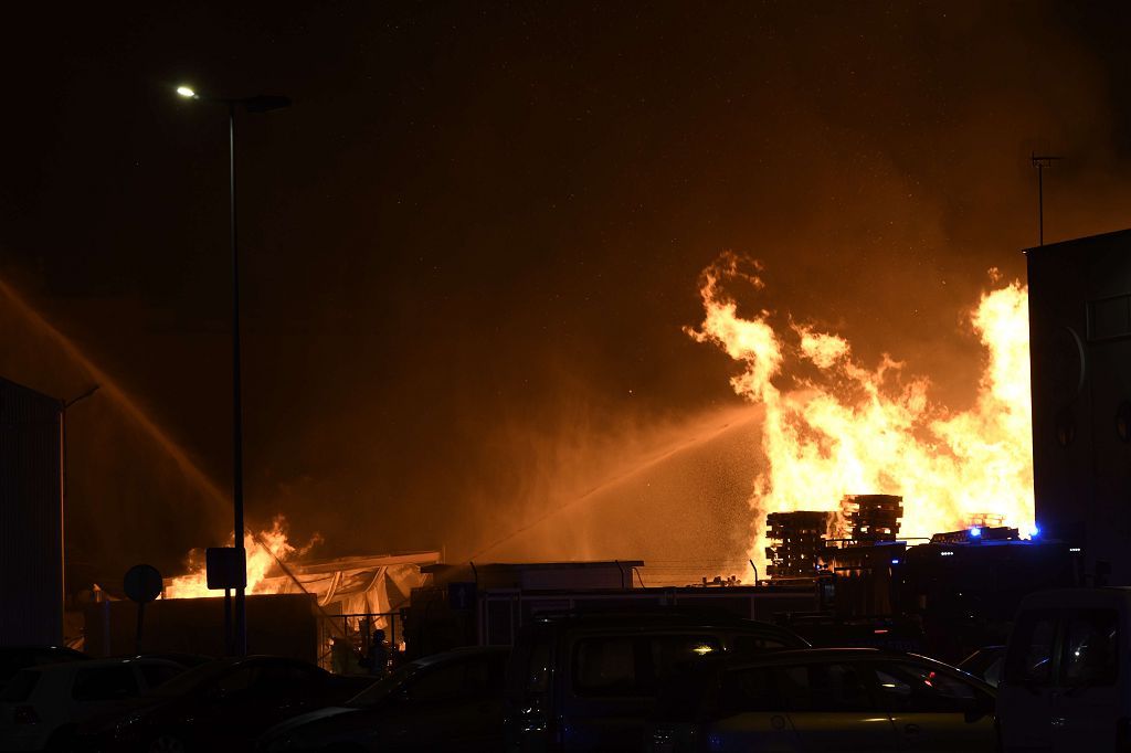 Estas son las imágenes que el aparatoso incendio de Puente Tocinos ha dejado este sábado