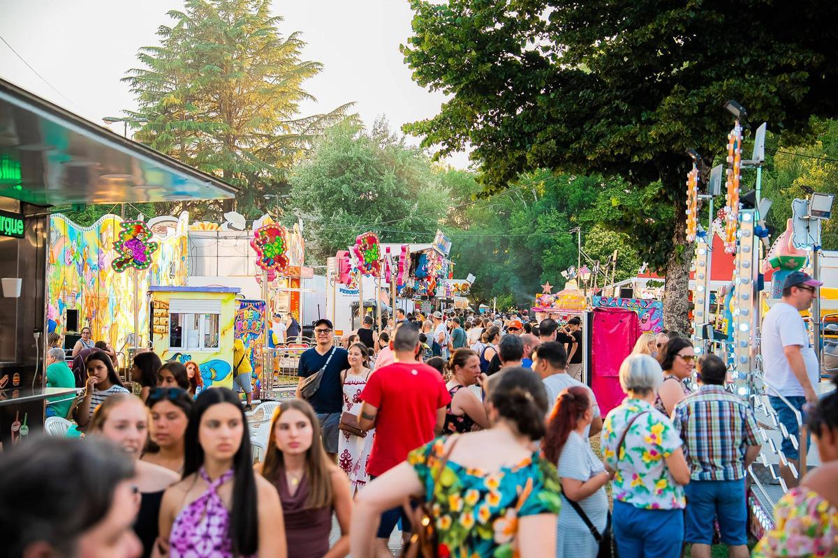Coia celebra sus fiestas con música, atracciones y mucho calor