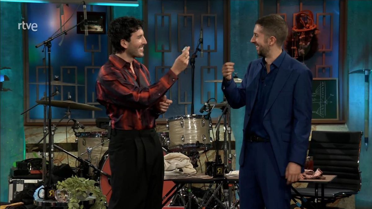 Captura de pantalla del momento en el que Sebastián Yatra entrega la piedra a David Broncano.