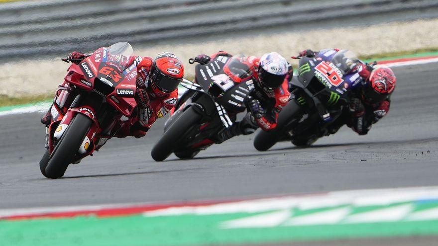 &#039;Pecco&#039; Bagnaia, Aleix Espargaró y Fabio Quartararo, en las primeras vueltas de ayer en Assen.