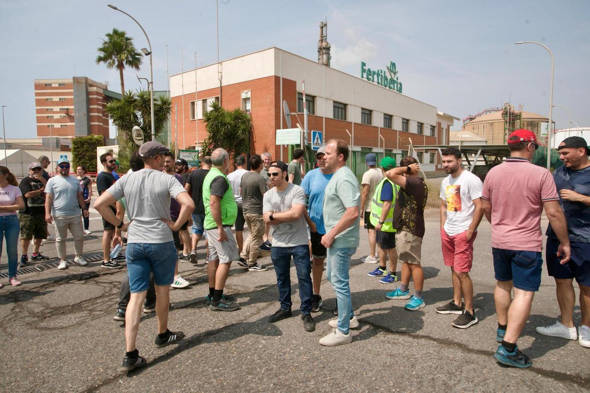 Trabajadores, ante la factoría.