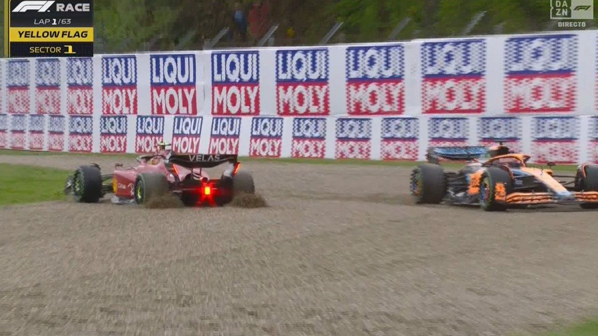 Sainz y Ricciardo tras su incidente en la salida