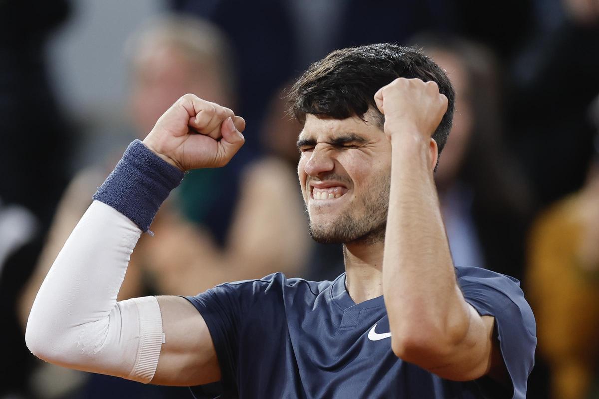 Carlos Alcaraz Garfia juega un regreso de derecha al holandés Jesper De Jong durante su partido individual masculino en la cancha Philippe-Chatrier en el cuarto día del torneo de tenis del Abierto de Francia en el Complejo Roland Garros en París el 29 de mayo de 2024.