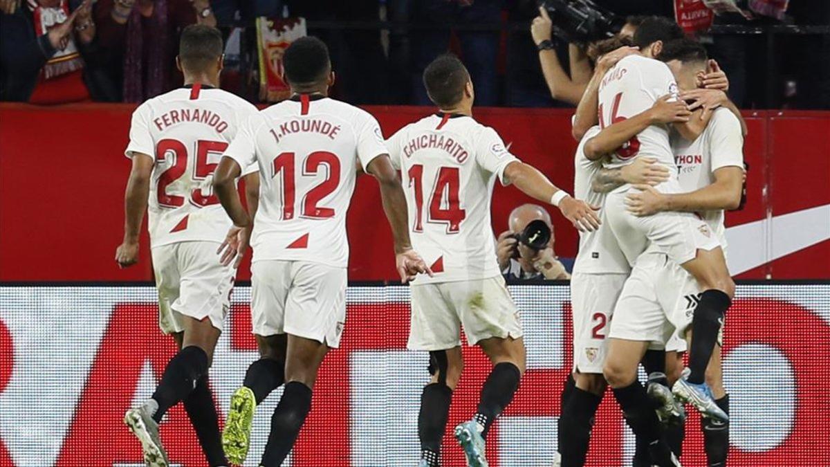 Los jugadores del Sevilla hacen piña tras marcar un gol