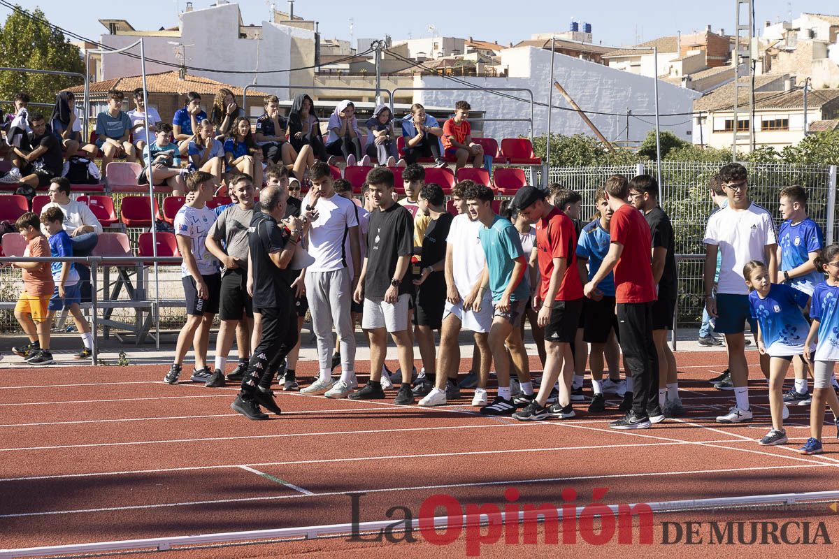 Abel Antón vistiba la Escuela Municipal de Atletismo de Caravaca
