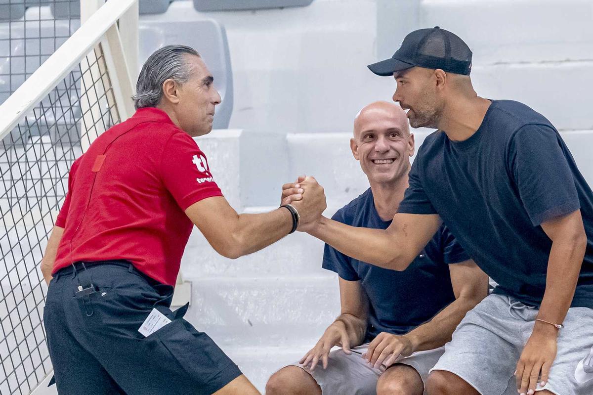 El seleccionador saluda a Jordi Fernández, entrenador jefe de los Brooklyn Nets y ex rival con la potente Canadá