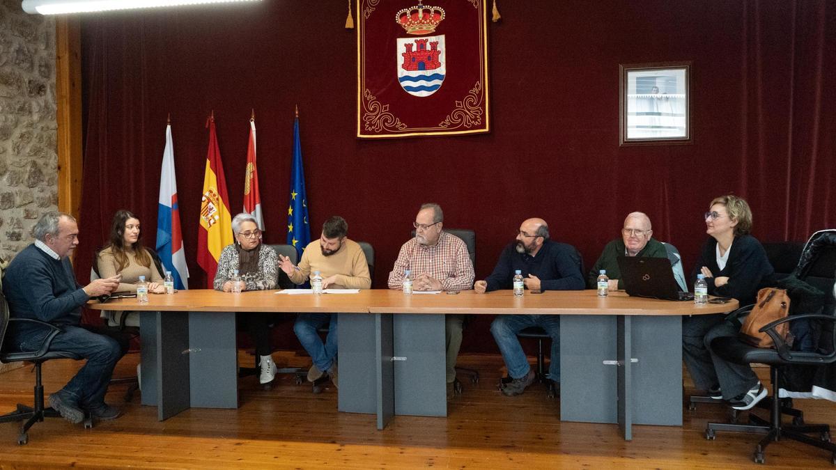 Miembros de la Corporación Municipal de Fermoselle durante un pleno