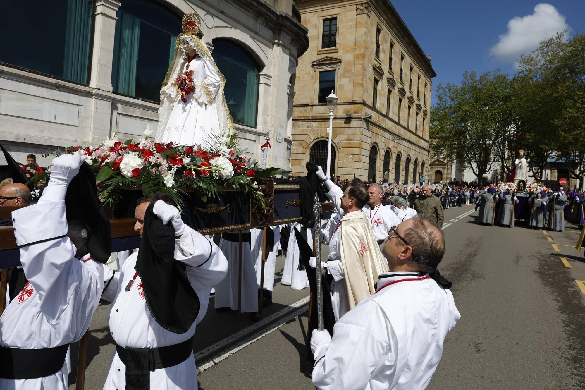 Así fue la procesión del Encuentro del Domingo de Resurrección en Gijón (en imágenes)