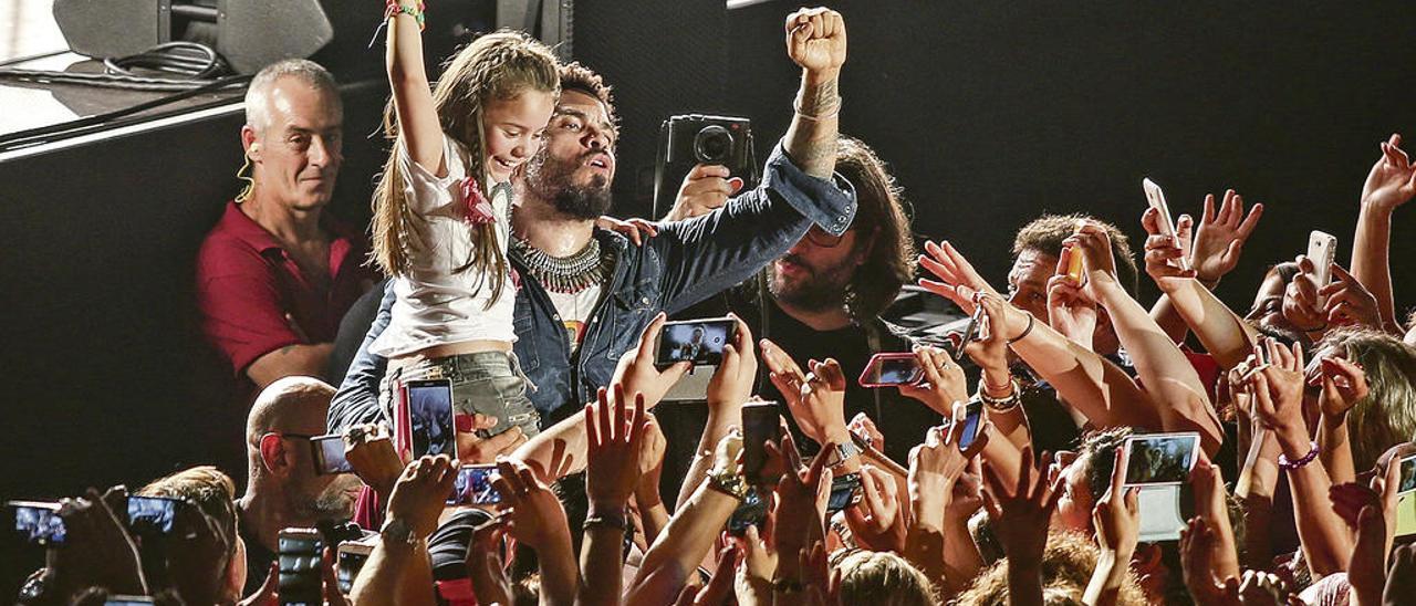 Lenny Kravitz, con una niña tras su concierto en Gijón en 2015. Junto a estas líneas, de izquierda a derecha: Elton John en el Palacio de los Deportes de Gijón en 2015, Iggy Pop en Oviedo en 2015 y &quot;Maná&quot; en Gijón el pasado verano.