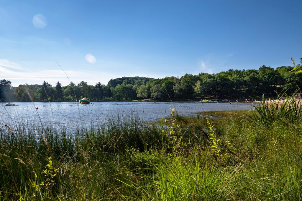 Este lago cercano a Masseret es perfecto para soltar farolillos voladores.
