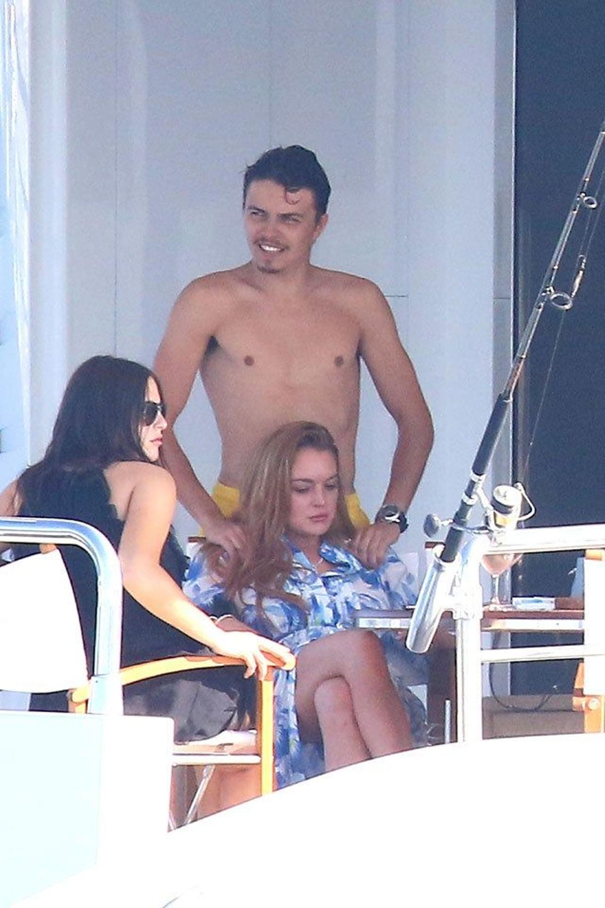 Lindsay Lohan recibe un masaje de su novio