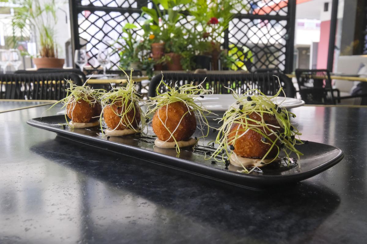 Croquetas de batata, chorizo, alioli y miel de caña.