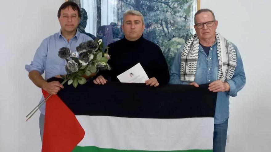 Miembros de la plataforma Mallorca por Palestina le hacen entrega al alcalde de Inca, Virgilio Moreno, de un ramo de rosas negras y una carta para pedir el cese de la venta de armas a Israel.