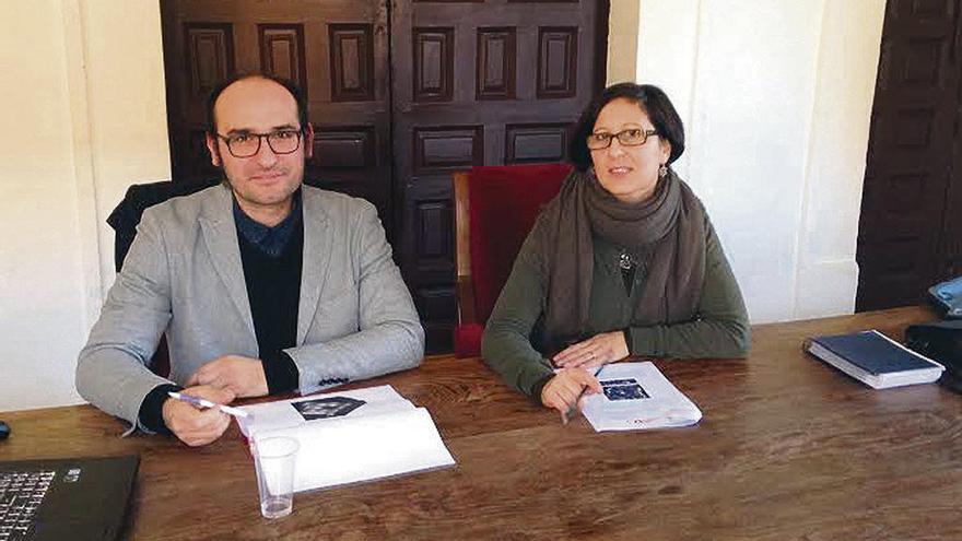 Roberto Carazo y Ruth Martín ayer durante la explicación del nuevo alumbrado.