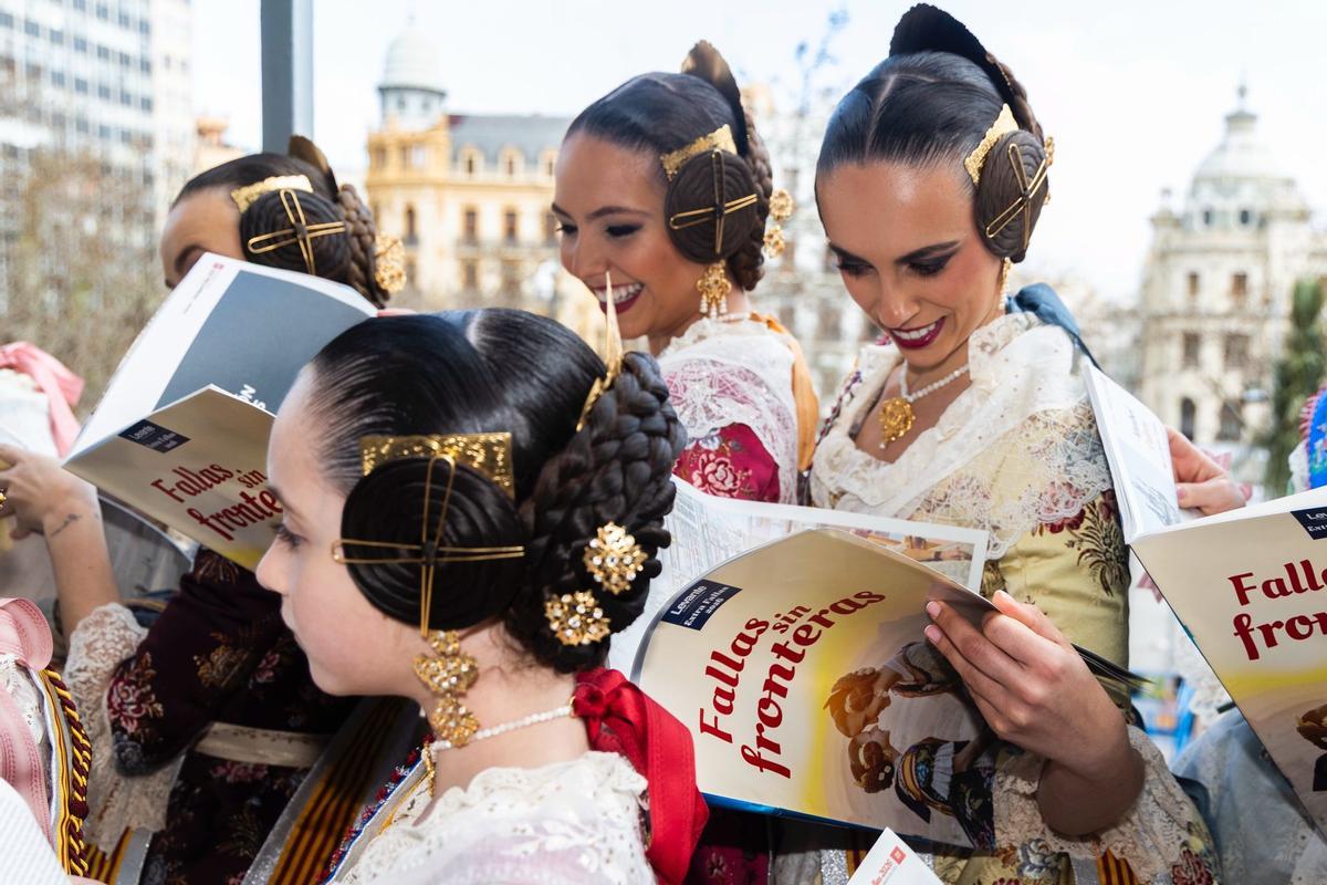 El Extra de Fallas de Levante-EMV llega al balcón del Ayuntamiento