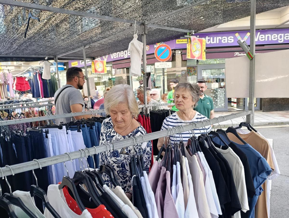 Vestidos y sandalias reinan en el mercado de la Pola
