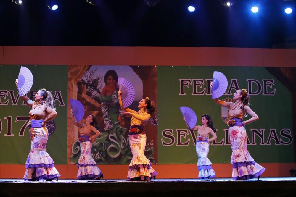 La Feria de Sevillanas 2017 comenzó anoche con una gran afluencia de público, actuaciones flamencas y de sevillanas, gastronomía y casetas, en el recinto portuario de Torrevieja