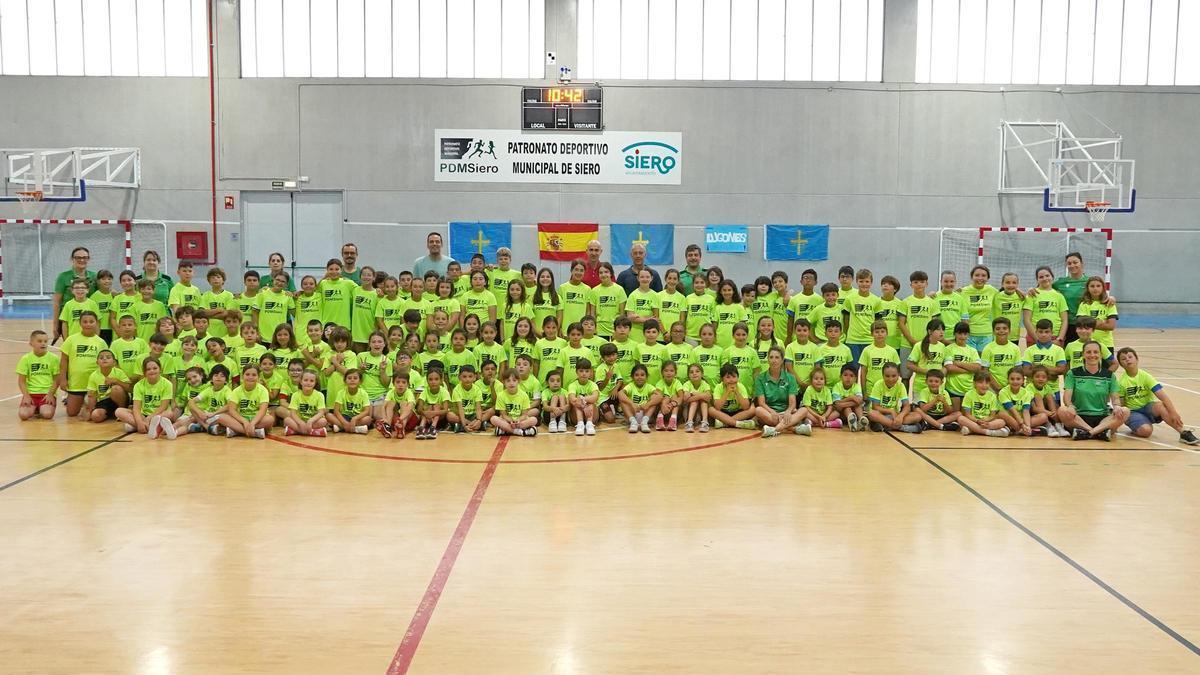 Foto de familia del acto de clausura del campus, en Pola de Siero.