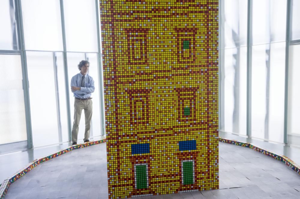 Una Torre de  Hércules con 7.000 cubos de Rubik