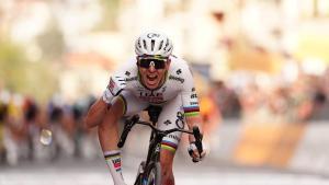 Tadej Pogacar celebra la victoria en San Remo.