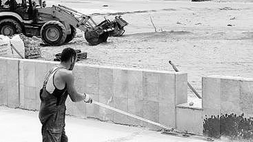 Un operario en las obras del entorno de la playa de La Isla.