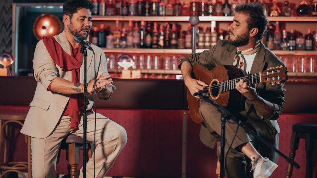 El cantaor Miguel Poveda junto al guitarrista Jesús Guerrero durante la presentación de su nuevo disco, 'Poema del cante jondo'.