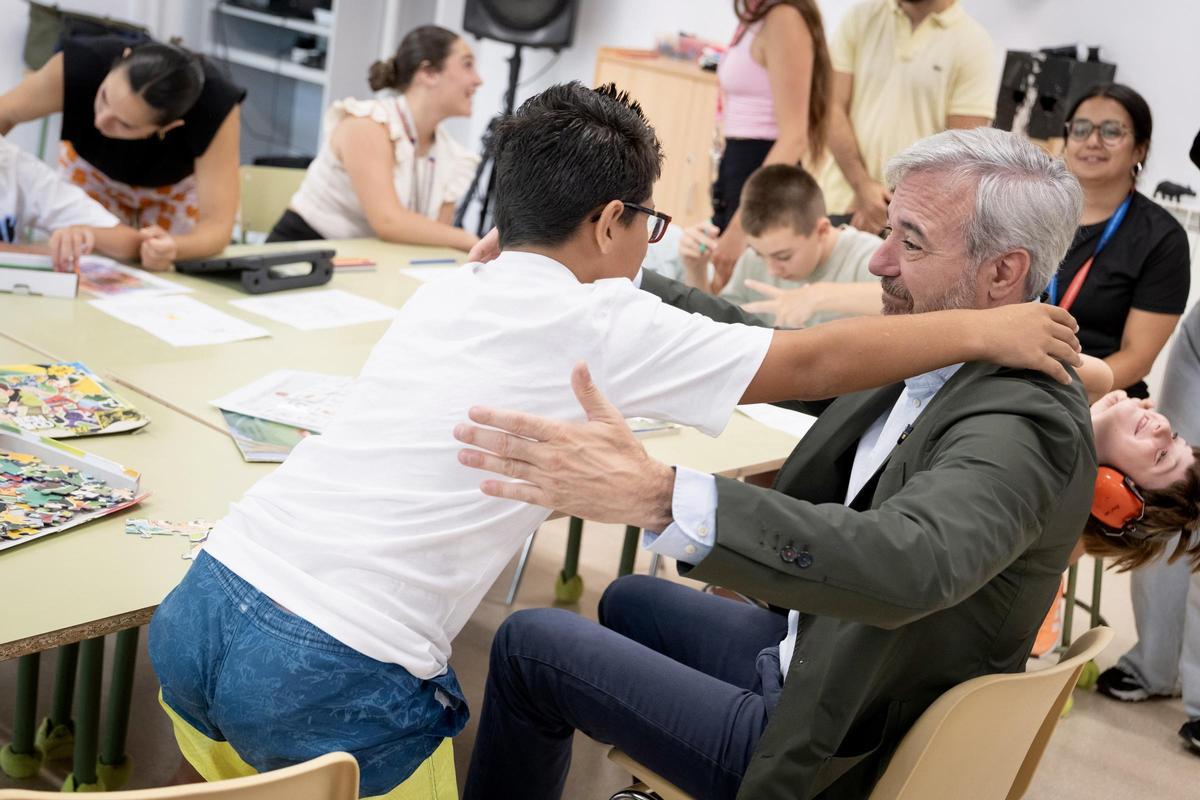 El presidente Jorge Azcón visita el CEE Jean Piaget, que participa en el programa Abierto por vacaciones.