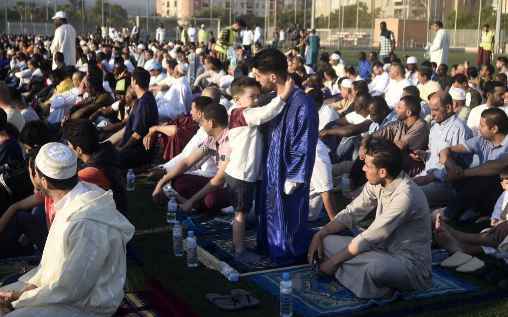Miles de musulmanes despiden el Ramadán en la Regi