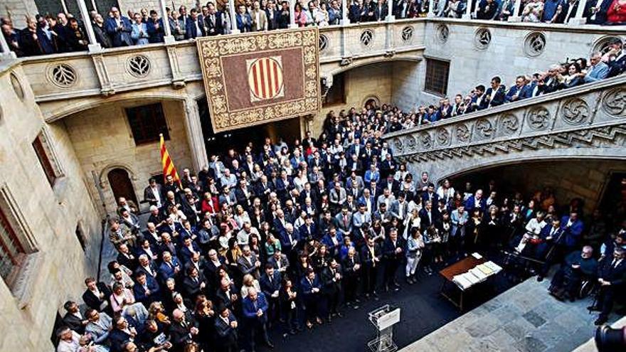 Centenars d&#039;alcaldes van anar al Palau de la Generalitat com a rebuig de la sentència del procés.