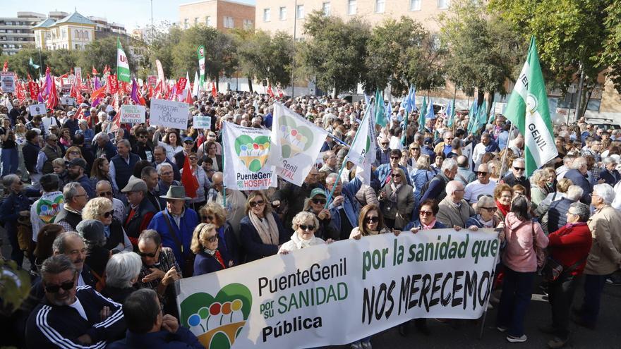 Miles de personas se manifiestan en Córdoba en defensa de la sanidad pública y contra las políticas del PP-A