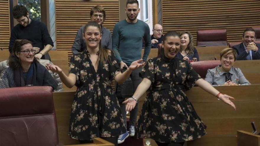 El divertido momento en que dos diputadas valencianas coinciden en el pleno con el mismo vestido