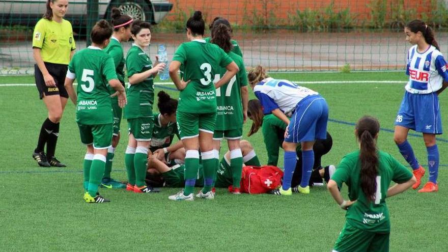 Raquel, del Olivio, es atendida sobre el terreno de juego en un momentoe de la semifinal.