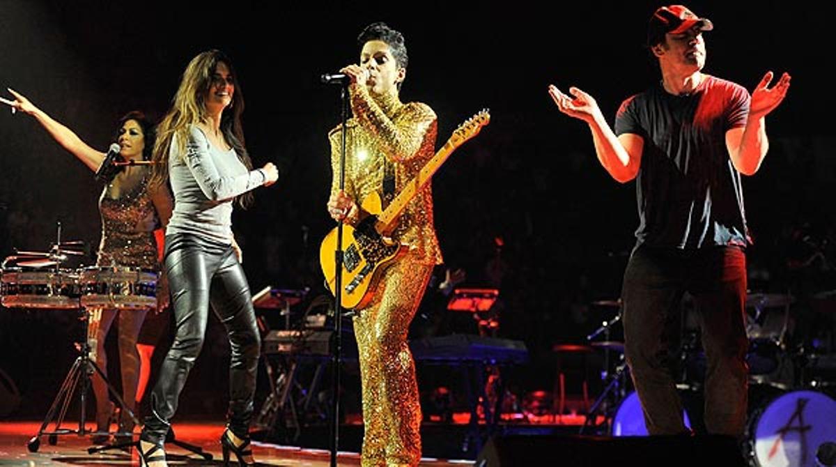 Penélope Cruz y Javier Bardem salen a bailar en un concierto de Prince.