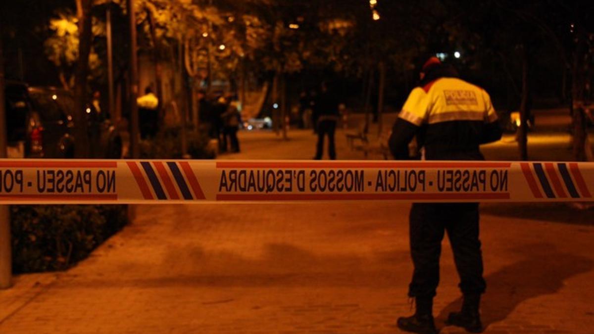 La policía acordona la zona en la que ha tenido lugar la agresión al joven boliviano, en L'Hospitalet.