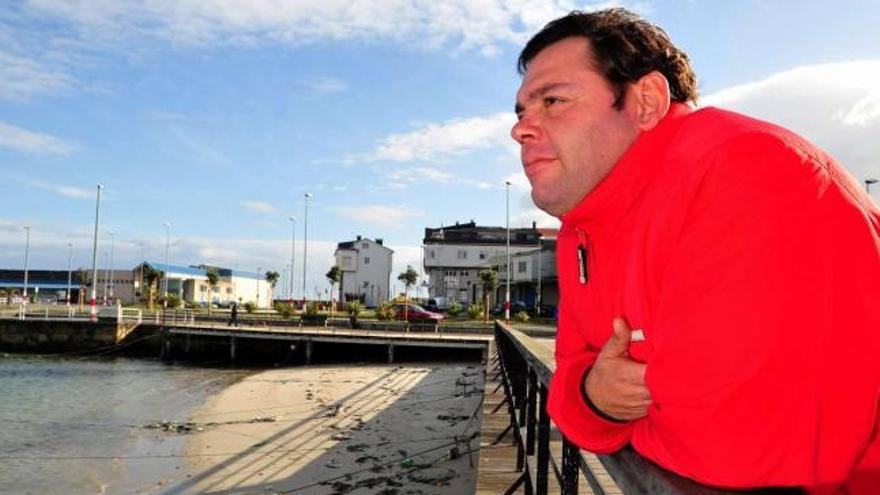 Alberto Suárez, en el muelle de Aguiño, de donde es natural.  // Iñaki Abella