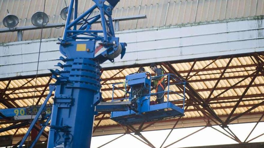 Operarios trabajan en la cubierta, el pasado febrero, tras el temporal.