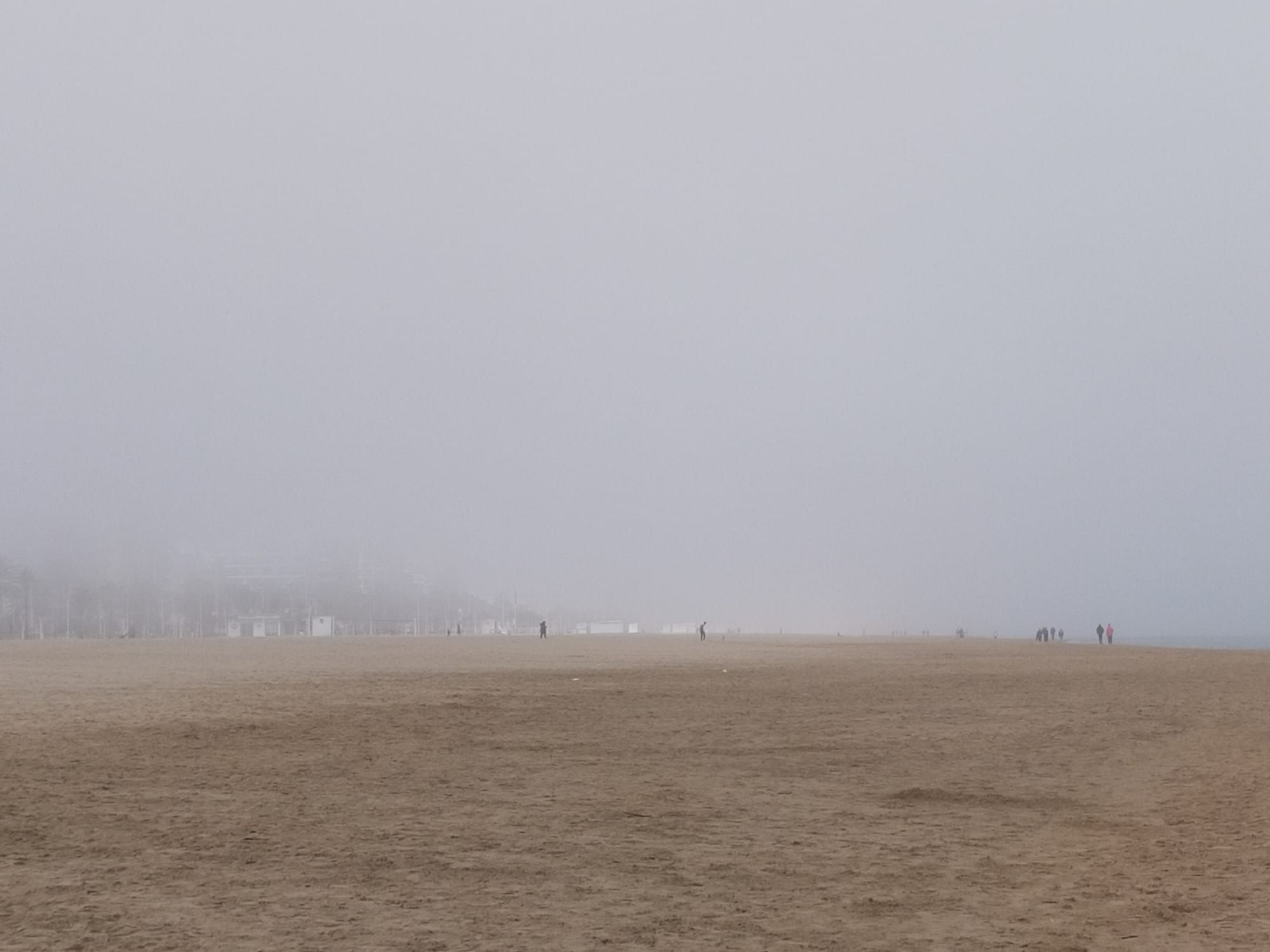 La playa de Gandia desaparece entre la niebla