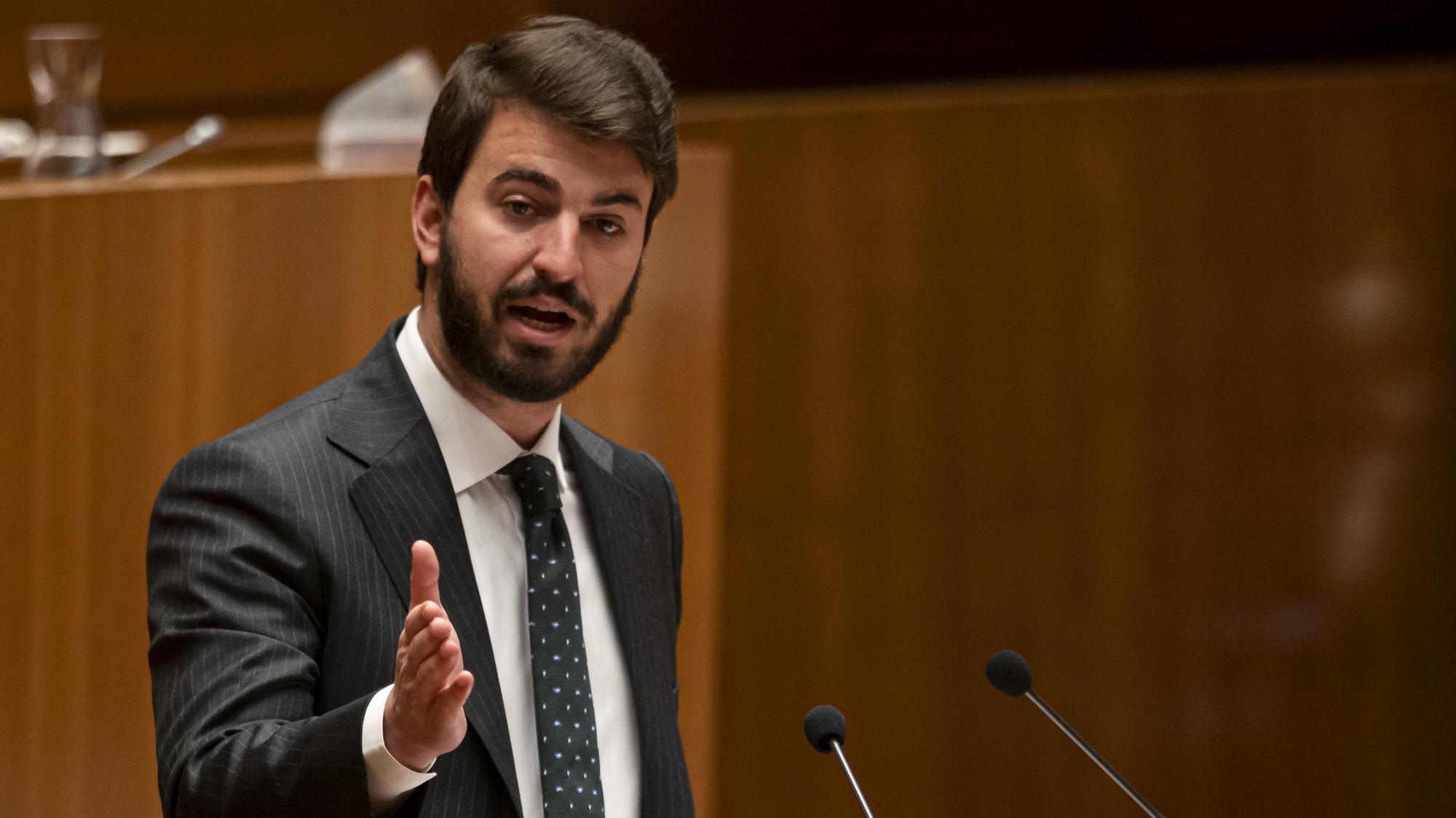 El portavoz de Vox en las Cortes, Juan García-Gallardo, interviene en el pleno del debate de investidura de Mañueco en las Cortes de Castilla y León.