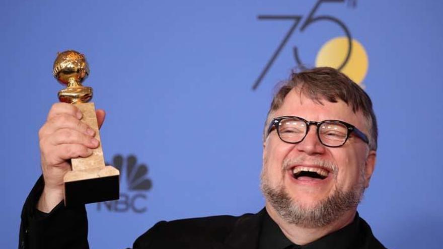 Guillermo del Toro levantando un premio de los Globos de Oro.