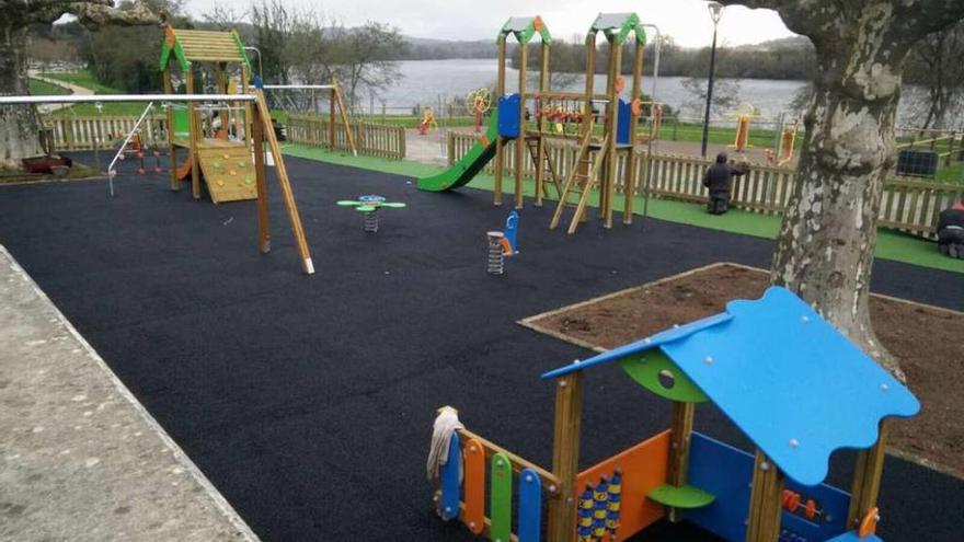 Operarios durante las obras de acondicionamiento del parque infantil de O Penedo. // E. C. / J. V.