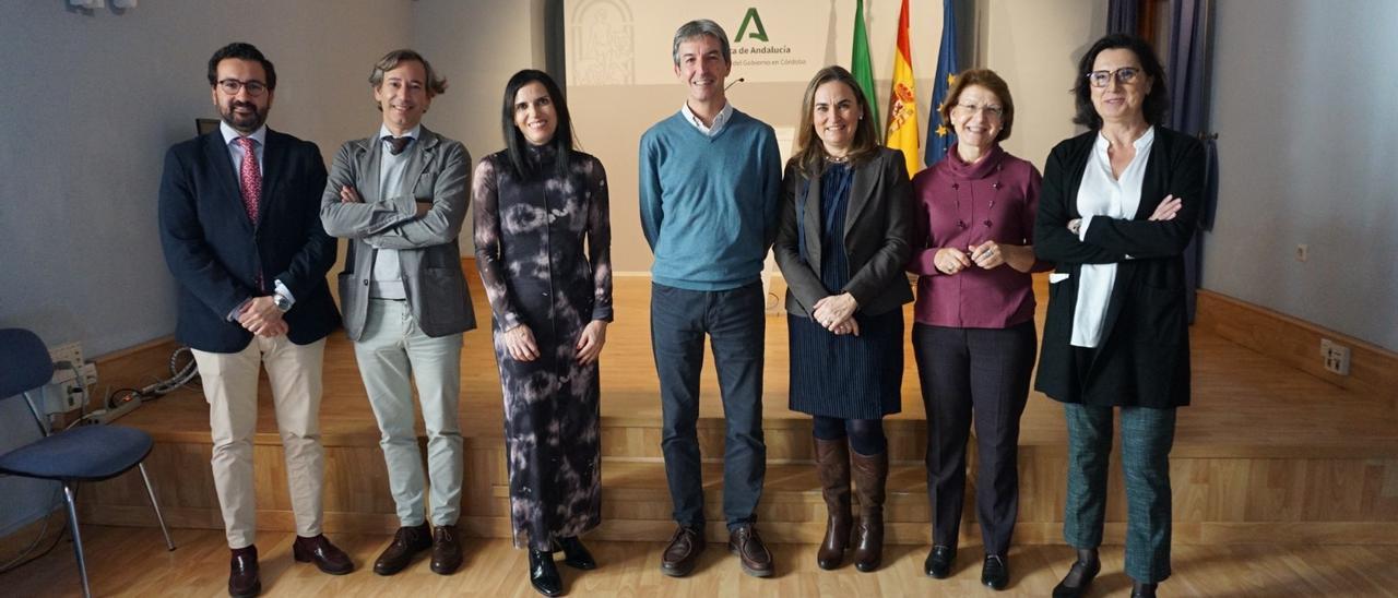 La delegada de Empleo, Dolores Gálvez, tercera por la izquierda, con representantes del imibic, IESA-CSIC y UCO.