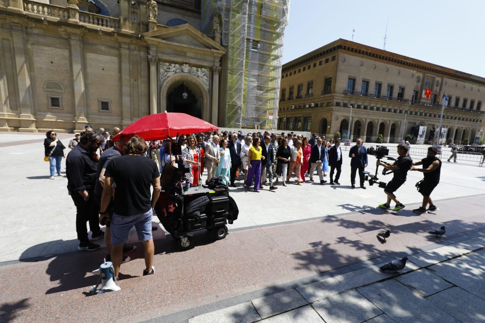 En imágenes | Expectación en la plaza del Pilar de Zaragoza por el rodaje del 'remake' de 'Salida de misa de doce'