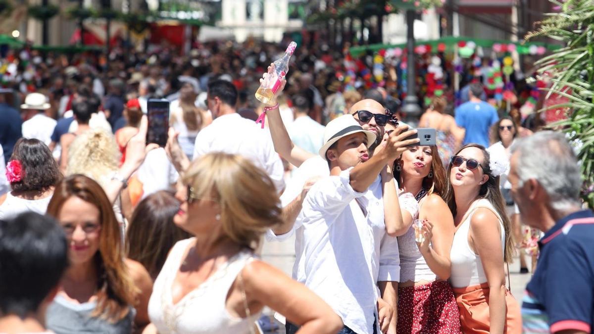 Ambiente en la calle Larios, el pasado sábado, último día de Feria.