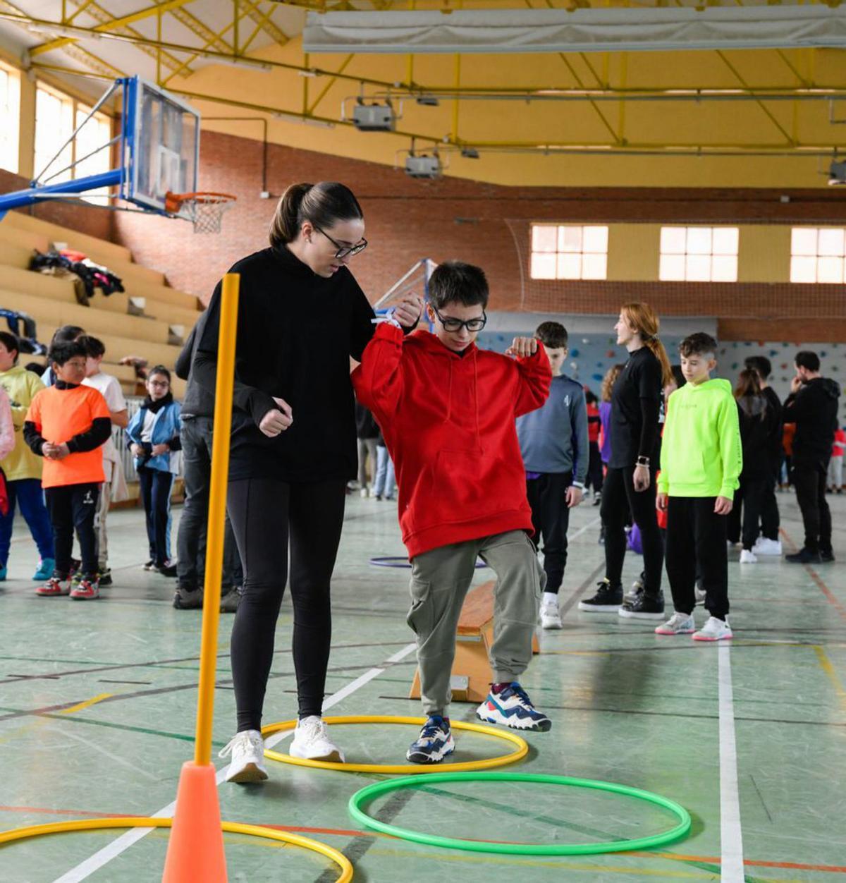 Varios niños juegan en el polideportivo del CIFP Ciudad de Zamora. | MIGUEL ÁNGEL LORENZO