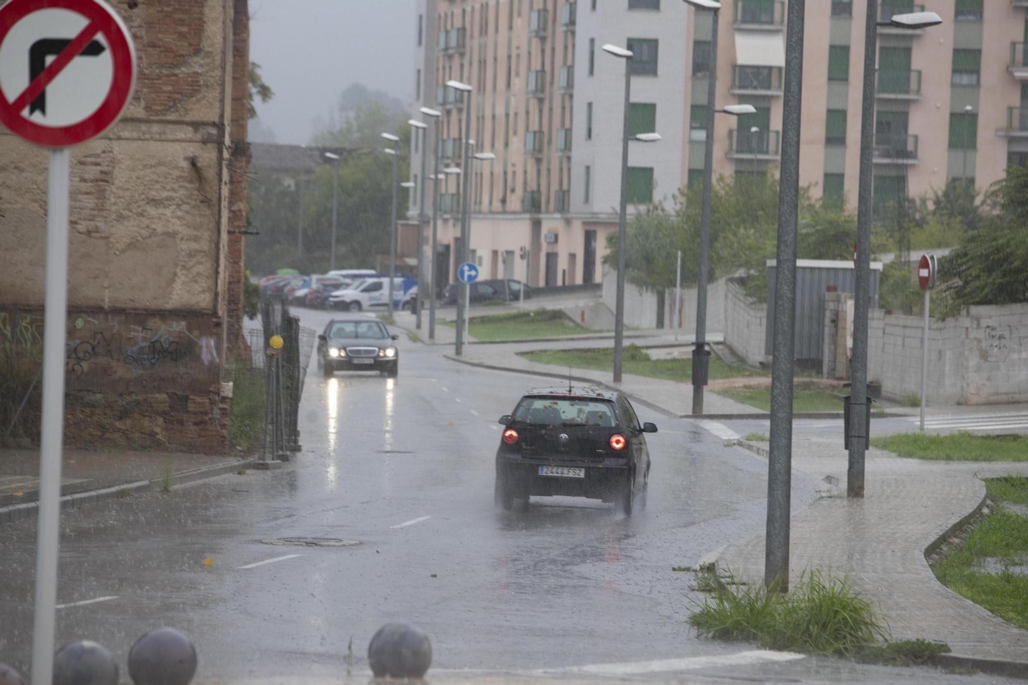 Galería: La lluvia descarga con fuerza en Xàtiva
