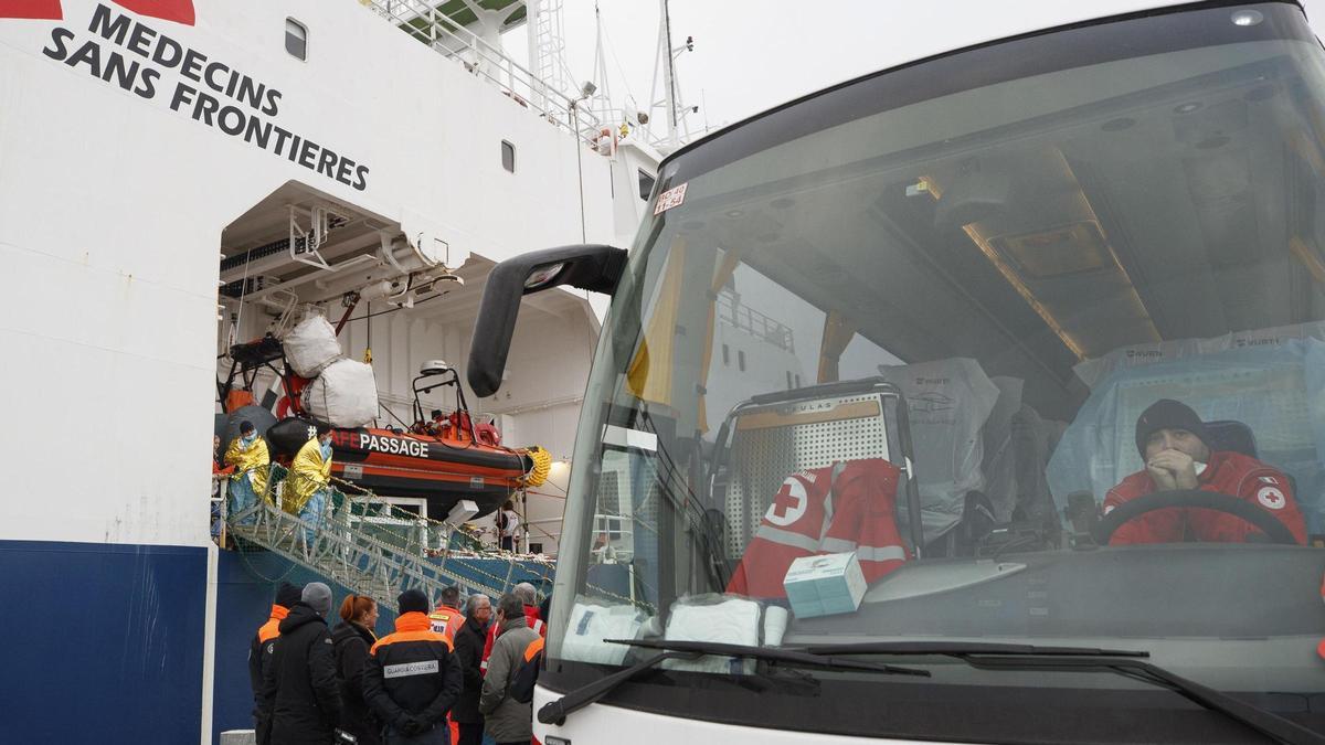 El Geo Barents con 336 inmigrantes rescatados a bordo llega al puerto de Rávena, Italia