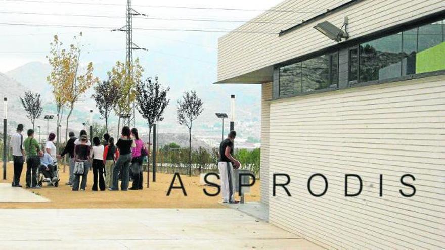 Alumnos y profesores de Asprodis realizando una actividad en el patio de uno de sus centros en la zona de La Torreta de Elda.