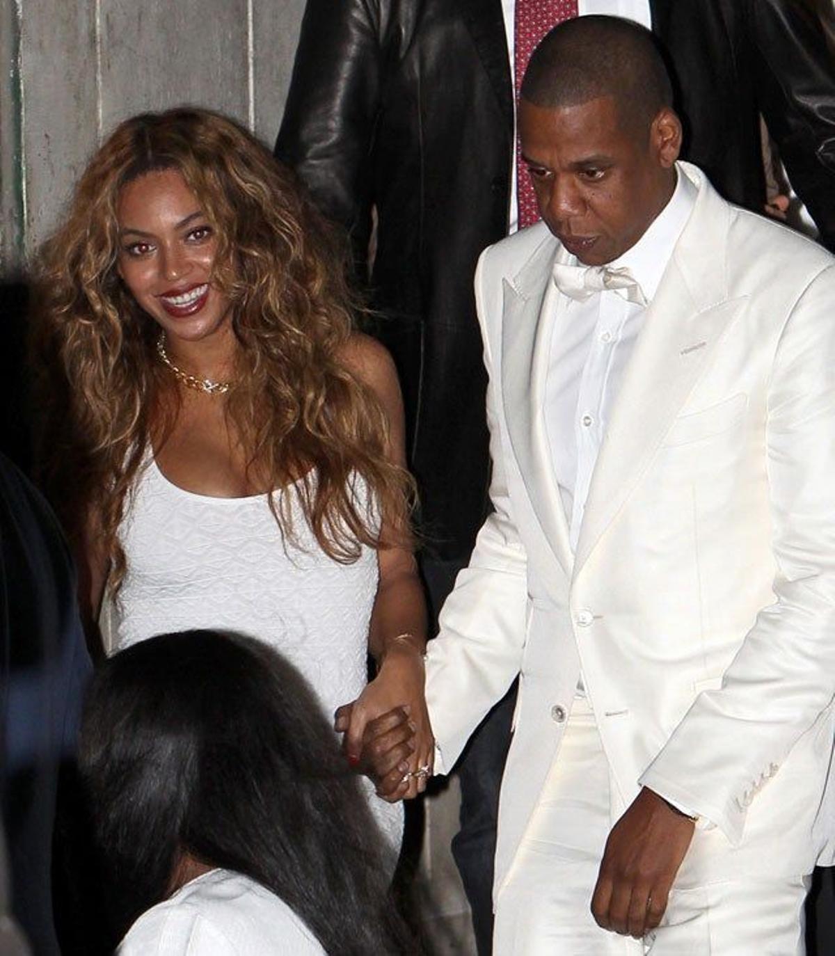 Beyoncé, muy feliz por la boda de su hermana, sale de la iglesia junto a Jay Z