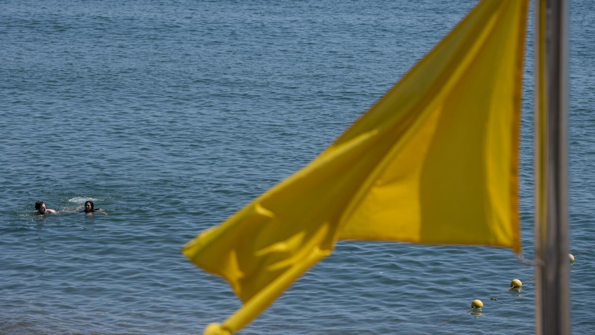 Playa con Bandera amarilla en Barcelona