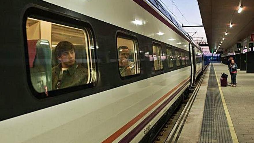 Viajeros del tren madrugador, a punto de partir en el andén de la estación de Zamora.